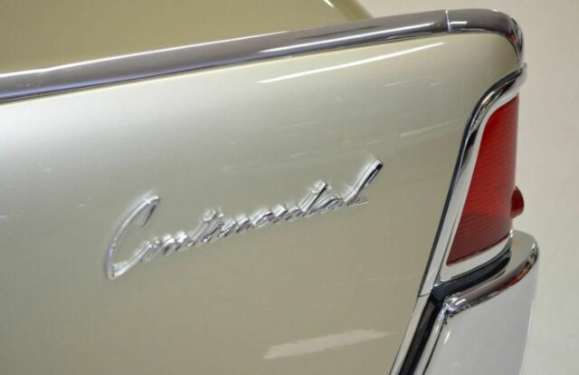 Lincoln Continental Sedan 1962 image number 17