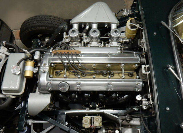 Jaguar E-Type 1967 image number 1