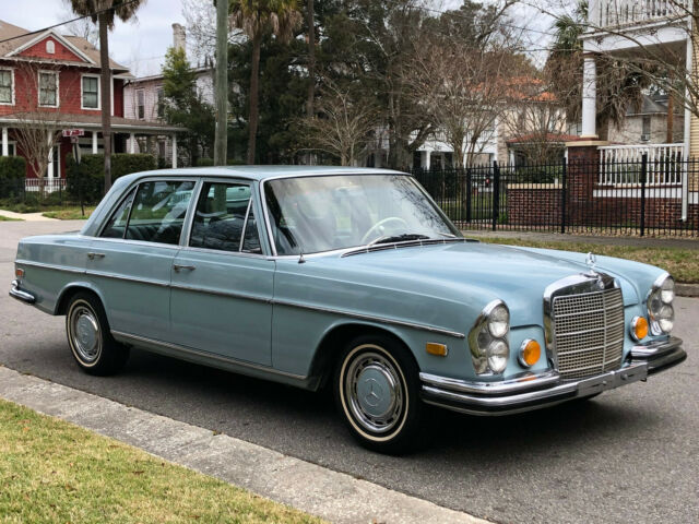 Mercedes-Benz 200-Series 1972 image number 23