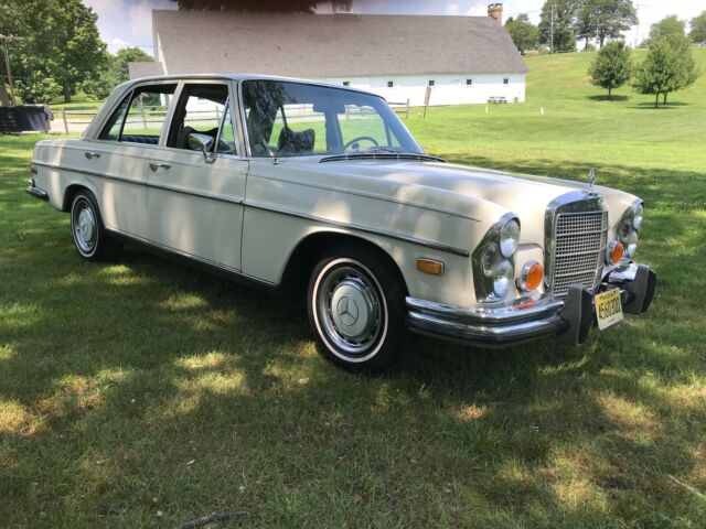 Mercedes-Benz 200-Series 1973 image number 24