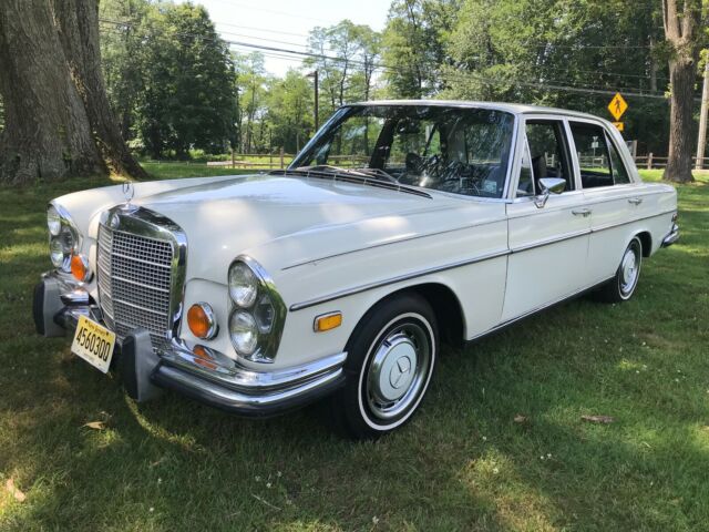 Mercedes-Benz 200-Series 1973 image number 25