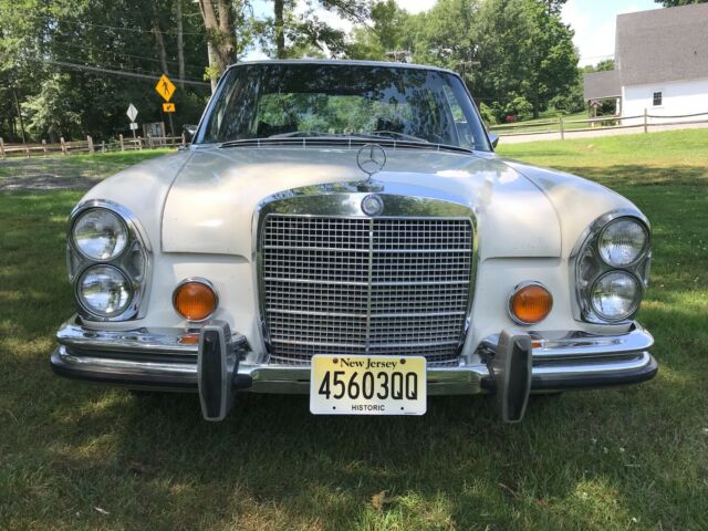 Mercedes-Benz 200-Series 1973 image number 28