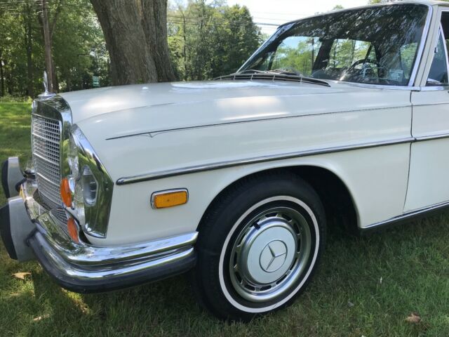 Mercedes-Benz 200-Series 1973 image number 32