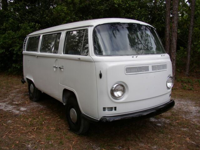 Volkswagen Bus/Vanagon 1972 image number 2