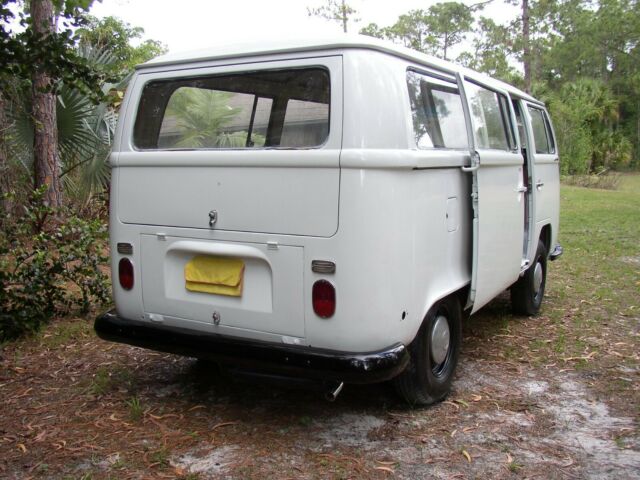 Volkswagen Bus/Vanagon 1972 image number 3