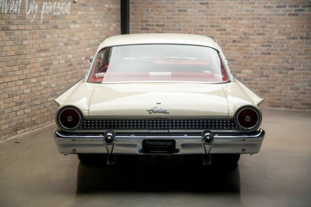 Ford Galaxie 1961 image number 2