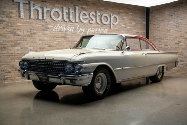 Ford Galaxie 1961 image number 28