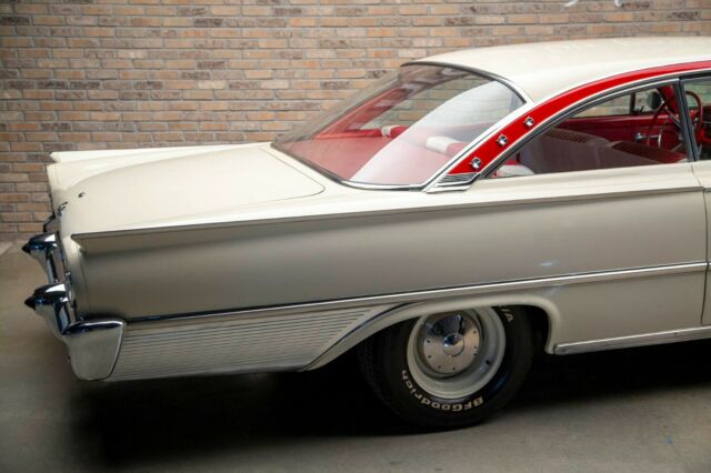 Ford Galaxie 1961 image number 29