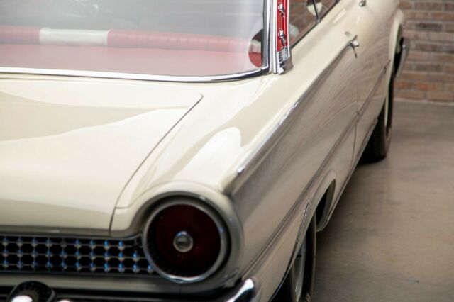 Ford Galaxie 1961 image number 31