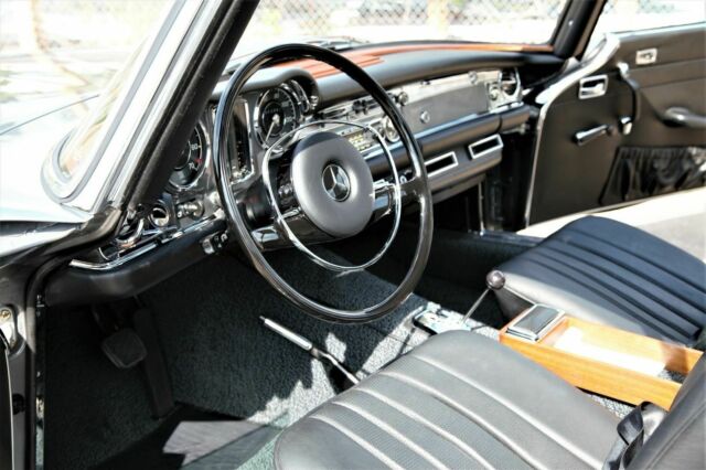 Mercedes-Benz SL-Class 1970 image number 28