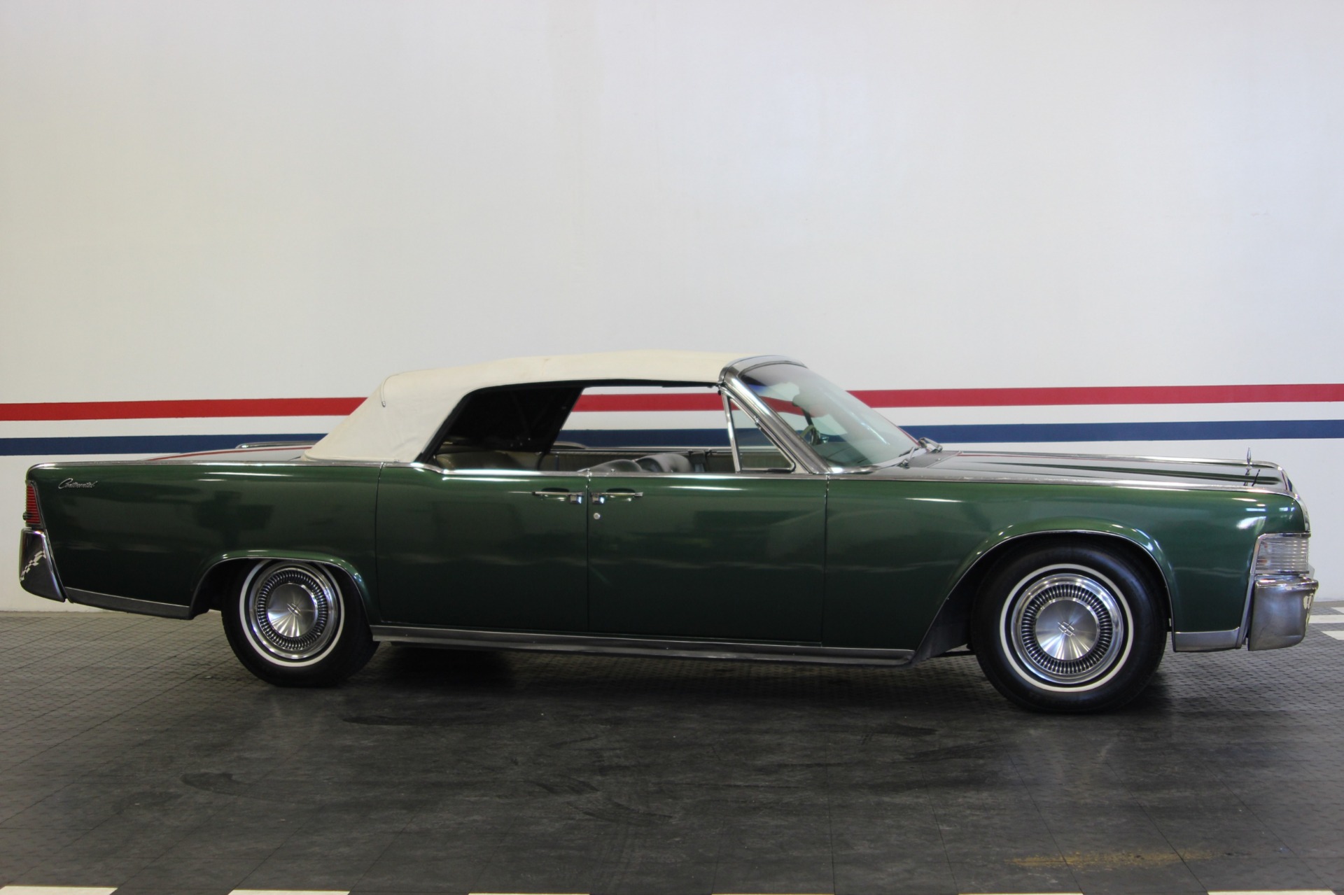 Lincoln Continental 1965 image number 12