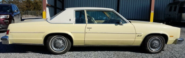 Oldsmobile Delta 88 Coupe 1977 image number 14