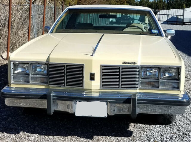 Oldsmobile Delta 88 Coupe 1977 image number 4