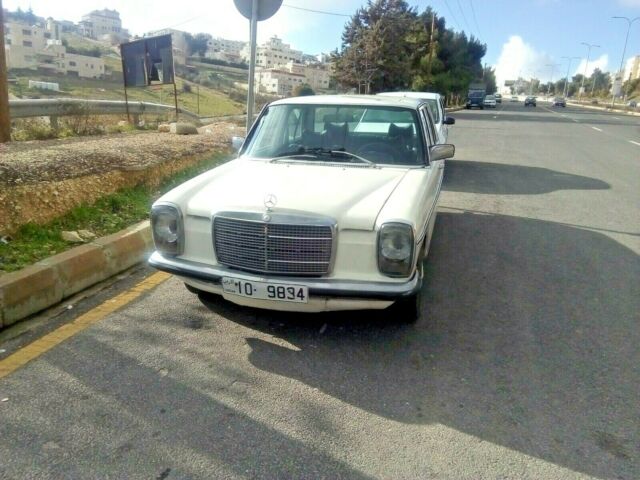 Mercedes-Benz 200-Series 1973 image number 7