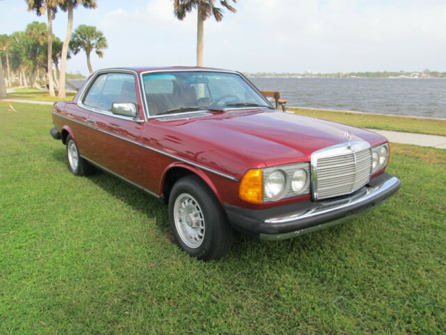 Mercedes-Benz 300-Series 1978 image number 25