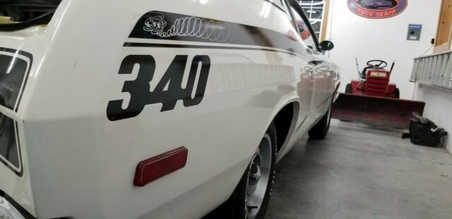 Plymouth Duster 1972 image number 27