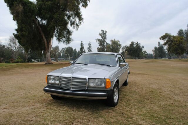 Mercedes-Benz 300-Series 1979 image number 11