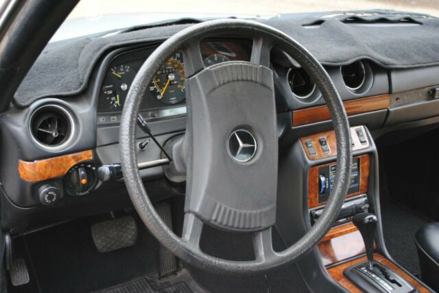 Mercedes-Benz 300-Series 1979 image number 18