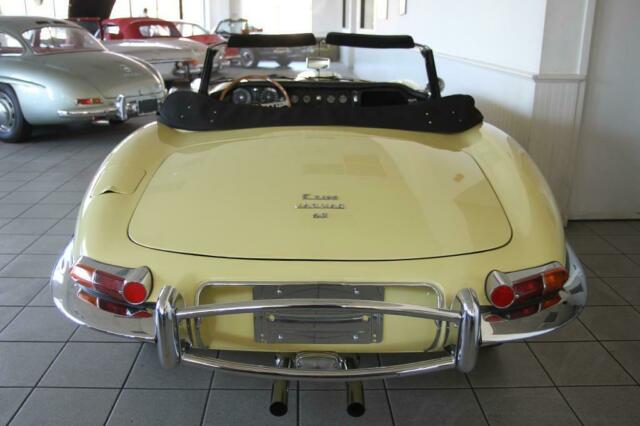 Jaguar E-Type 1967 image number 30