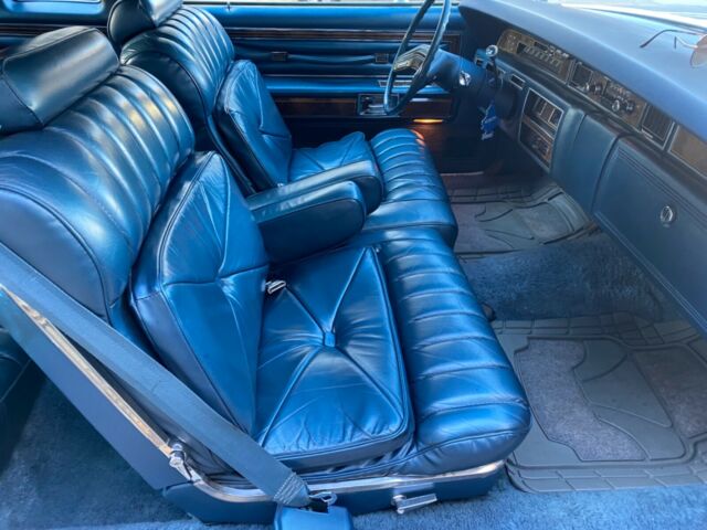 Lincoln Town Car 1977 image number 15