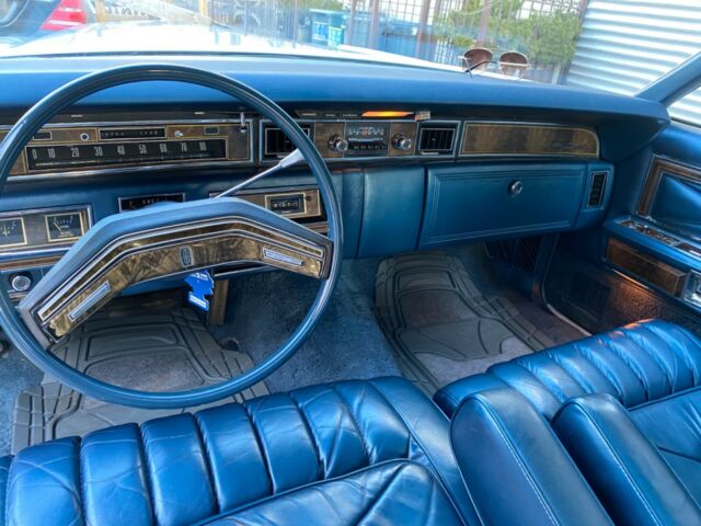 Lincoln Town Car 1977 image number 30