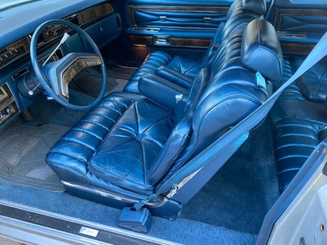 Lincoln Town Car 1977 image number 35