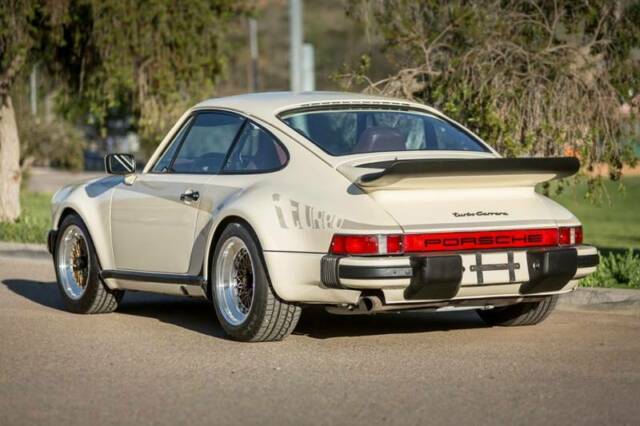 Porsche 911 1976 image number 16