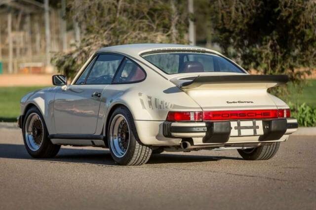 Porsche 911 1976 image number 17