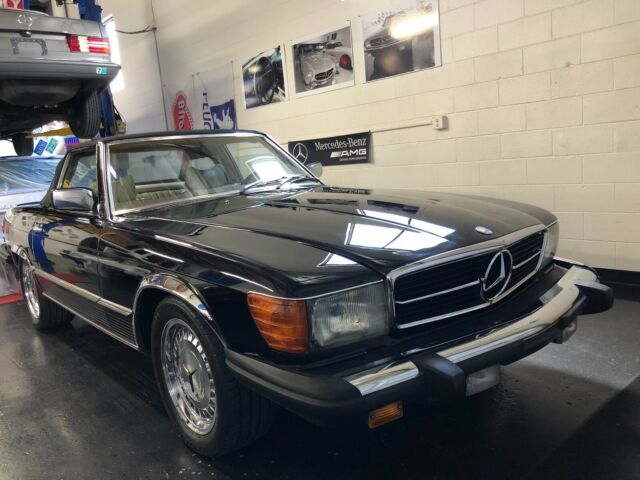 Mercedes-Benz SL-Class 1979 image number 1