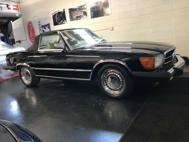 Mercedes-Benz SL-Class 1979 image number 21