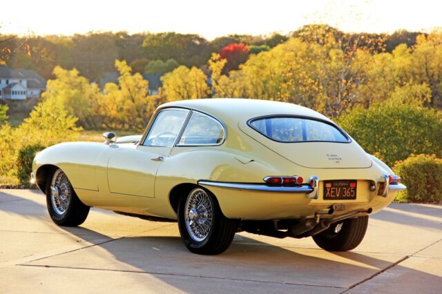 Jaguar E-Type 1967 image number 18