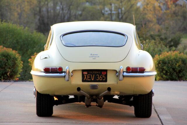 Jaguar E-Type 1967 image number 21