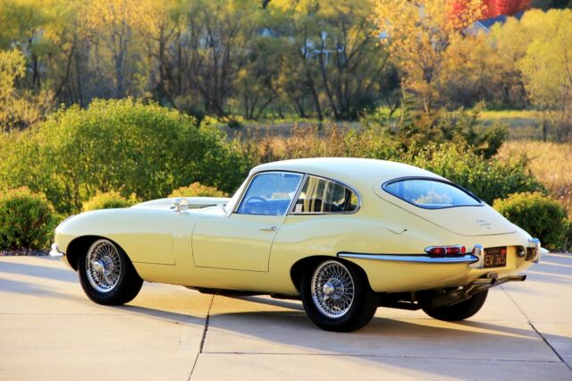 Jaguar E-Type 1967 image number 23