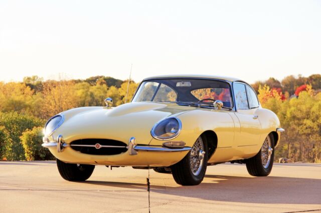 Jaguar E-Type 1967 image number 30