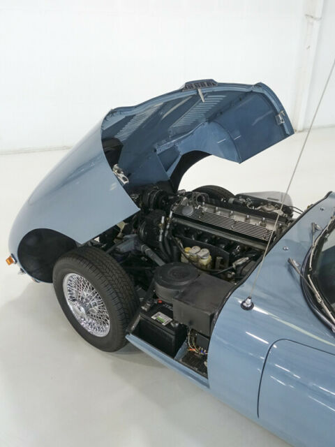 Jaguar E-Type 1969 image number 15