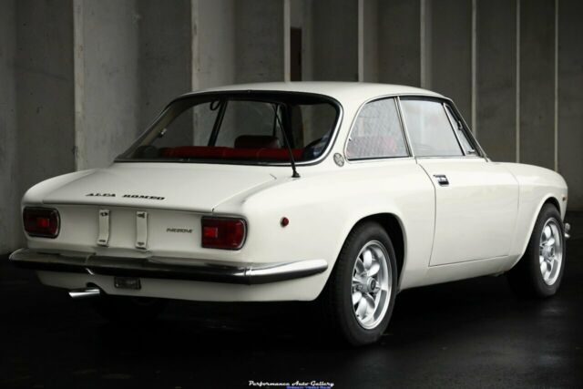 Alfa Romeo GTV 1969 image number 1