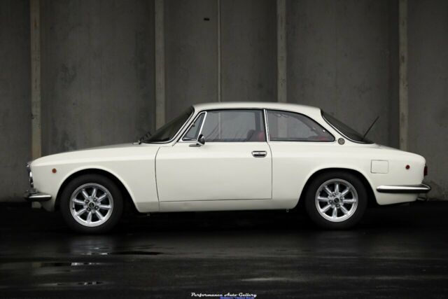 Alfa Romeo GTV 1969 image number 32