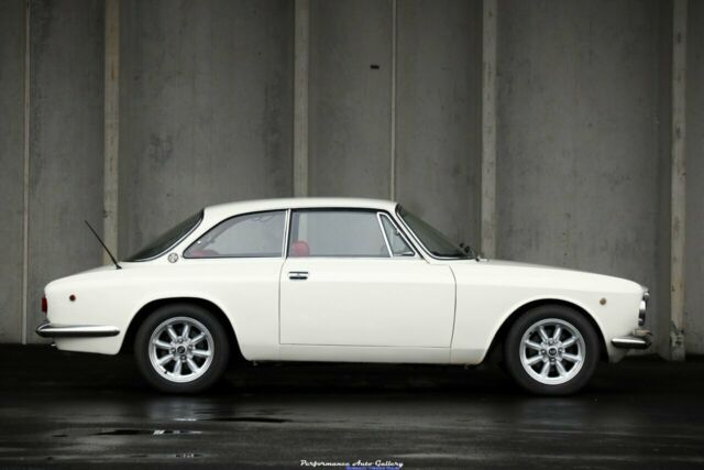 Alfa Romeo GTV 1969 image number 33