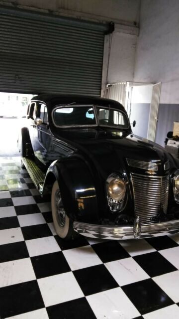 Chrysler Airflow 1937 image number 0