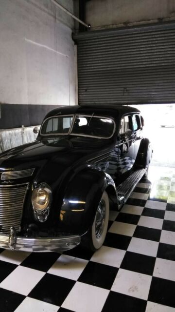 Chrysler Airflow 1937 image number 3