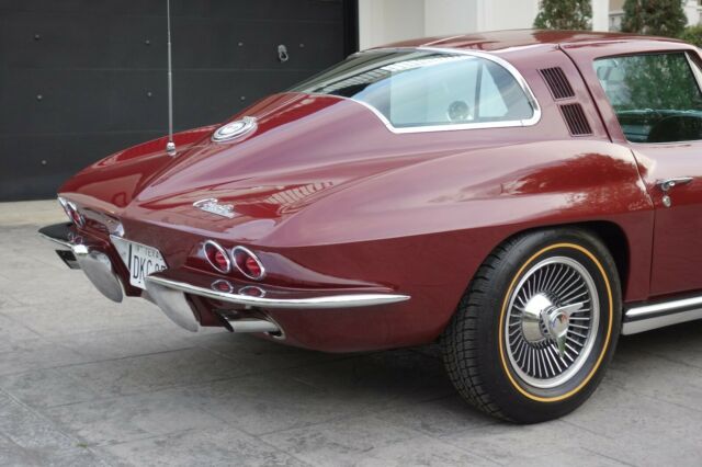 Chevrolet Corvette 1965 image number 29