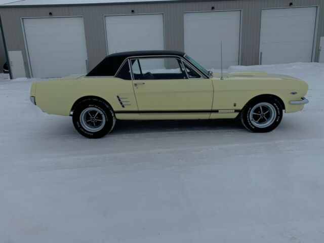 Ford Mustang 1966 image number 35