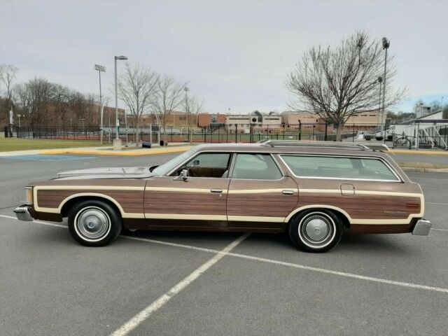 Ford Country Squire 1973 image number 18