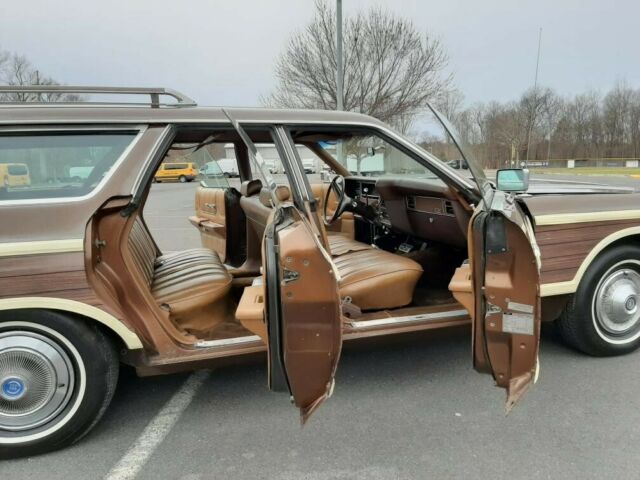 Ford Country Squire 1973 image number 20