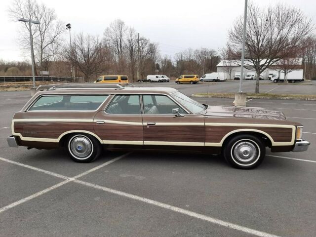 Ford Country Squire 1973 image number 22