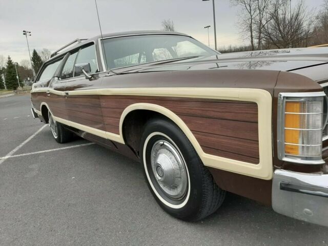 Ford Country Squire 1973 image number 24