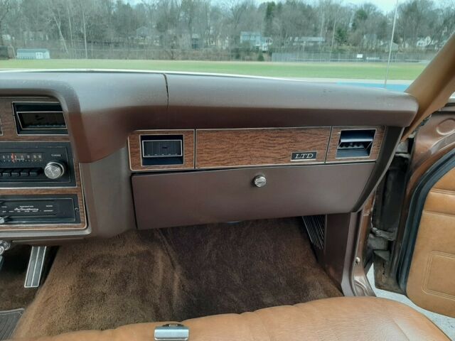 Ford Country Squire 1973 image number 26