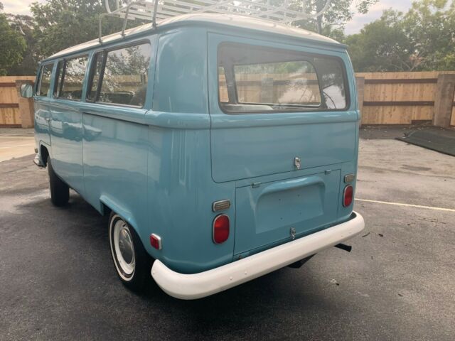 Volkswagen Bus/Vanagon 1971 image number 1