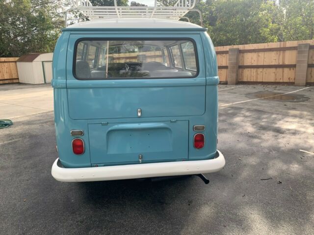 Volkswagen Bus/Vanagon 1971 image number 2