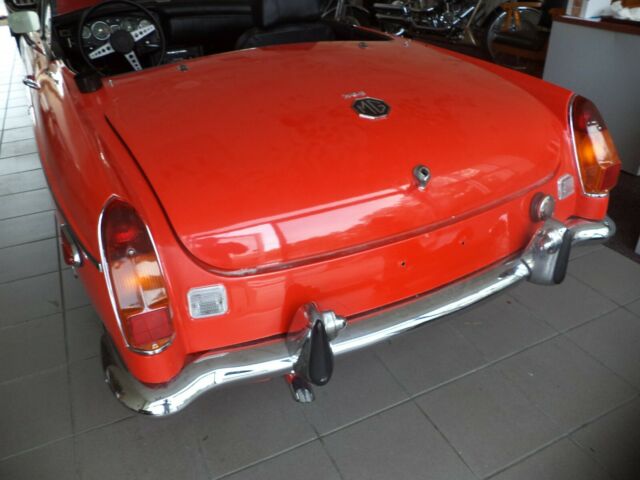 MG MGB 1971 image number 13